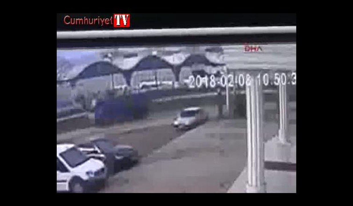 Karşı şeride giren otomobil dehşet saçtı: 4 yaralı