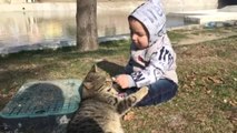 Kediyle Simidini Paylaşan Çocuğun Sevimli Halleri Kameraya Yansıdı
