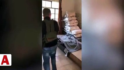 Mehmetçik PYD/YPG�nin silah deposu olarak kullandığı evi böyle ele geçirdi