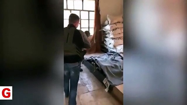 Mehmetçik PYD/YPG´nin silah deposu olarak kullandığı evi böyle ele geçirdi