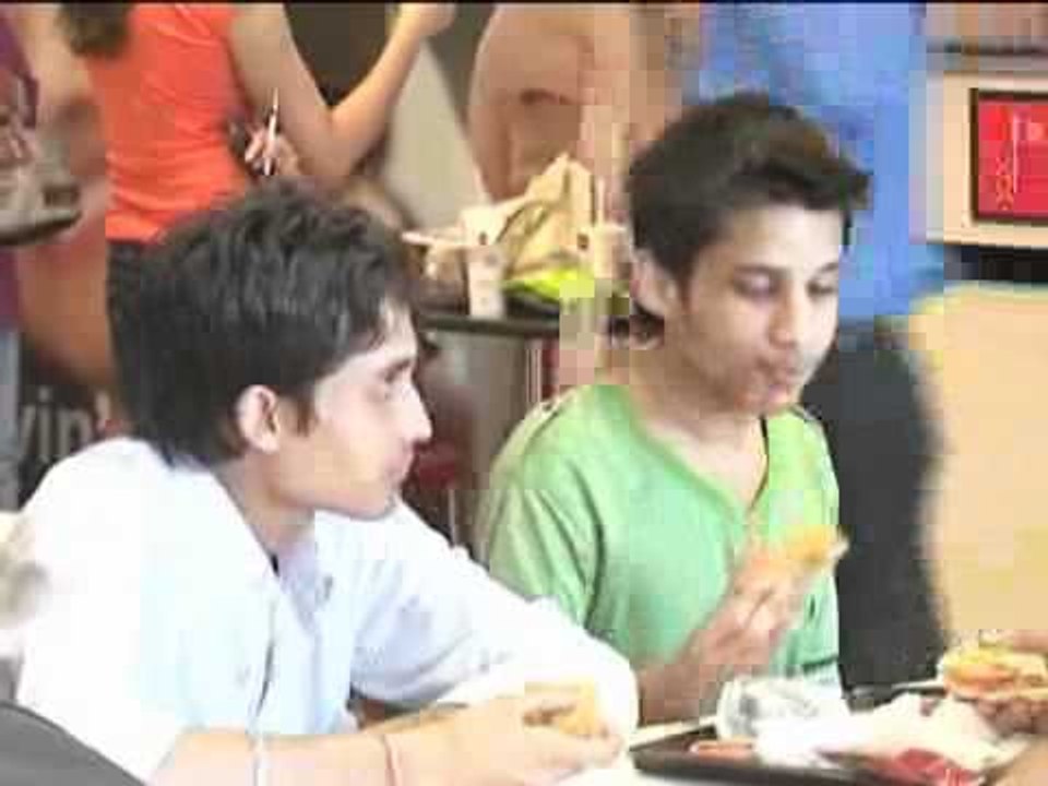 Modern food chains ride on low prices to eat into market pie