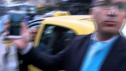 Kadıköy'de halk otobüsü ve ticari taksi çarpıştı: 1 yaralı