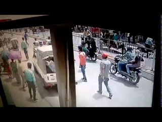 पर्स छीनने की कोशिश में बाइक लुटेरों ने महिला को घसीटा