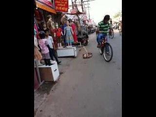 अरे, यह कौन गड्ढे में गिर गया!