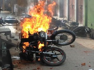 रामपुर में दो समुदाय के बीच बवाल, पांच बाइक फूंकीं