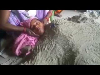 बिजली गिरने पर किशोरी को परिजनों ने मिट़टी से ढका