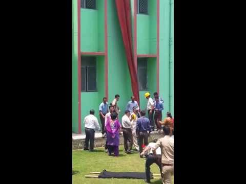 मॉक ड्रिल में हाथ से छूटी रस्सी, छत से नीचे गिरी महिला