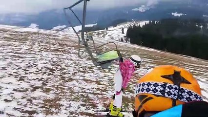 La manière incorrecte de prendre un télésiège !