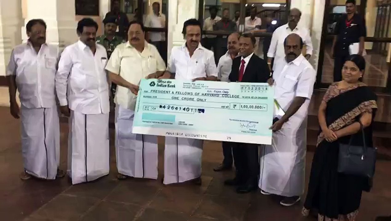 தமிழ் இருக்கை அமைய ரூ. 1 கோடி நிதியை வழங்கினார்...