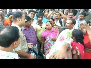 women clashed with police in gorakhpur