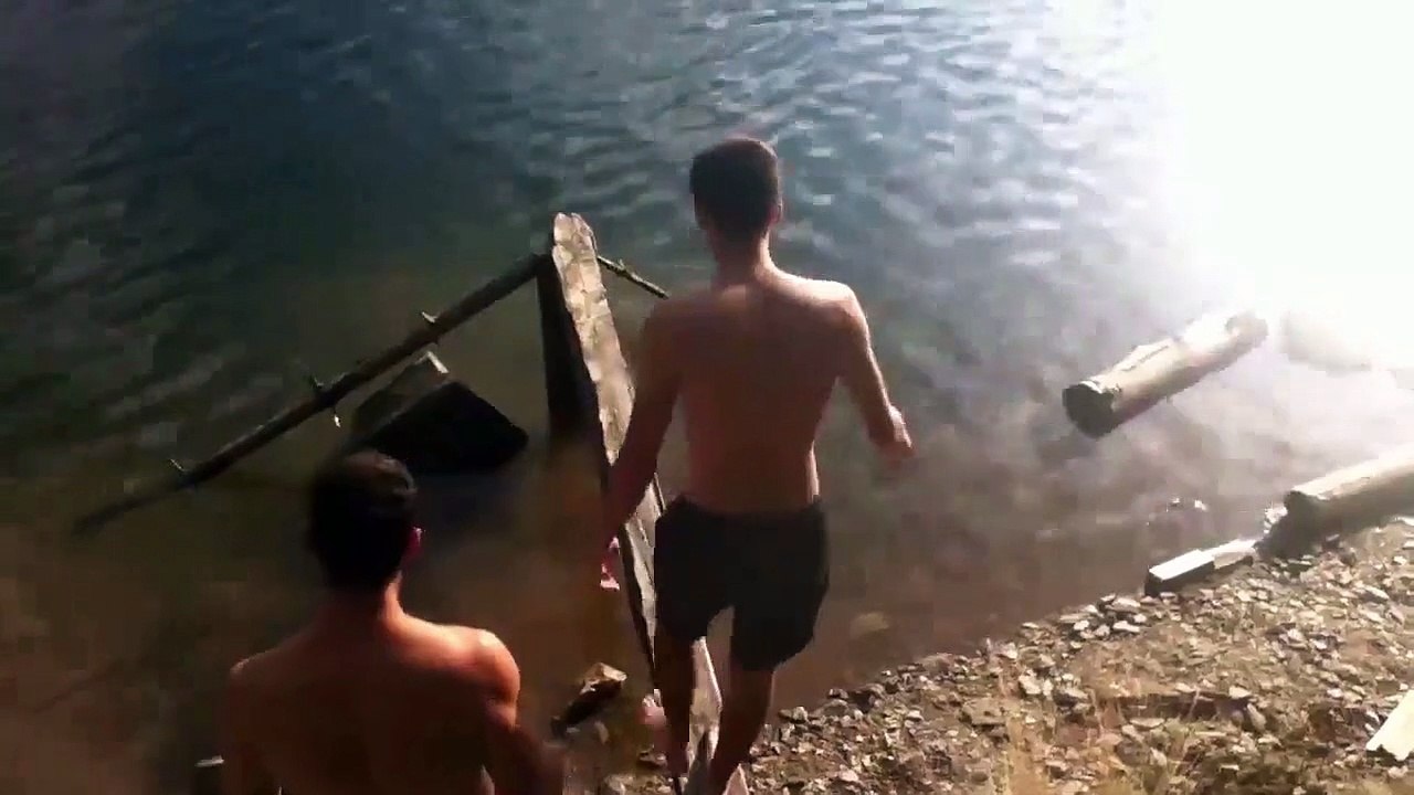 Il veut sauter d’un petit ponton en bois