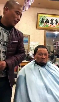 Ce coiffeur utilise une disqueuse pour couper les cheveux