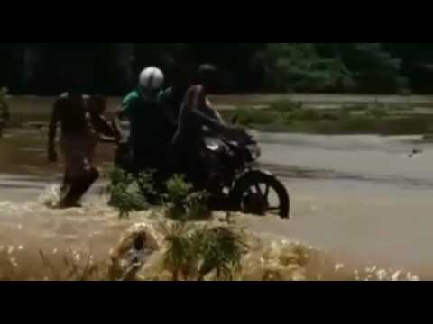 VIDEO: ...और देखते ही देखते पानी में बह गया ट्रक