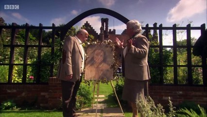 Gigglebiz Ann Teak destroying a painting by Leonardo de Cappuccino