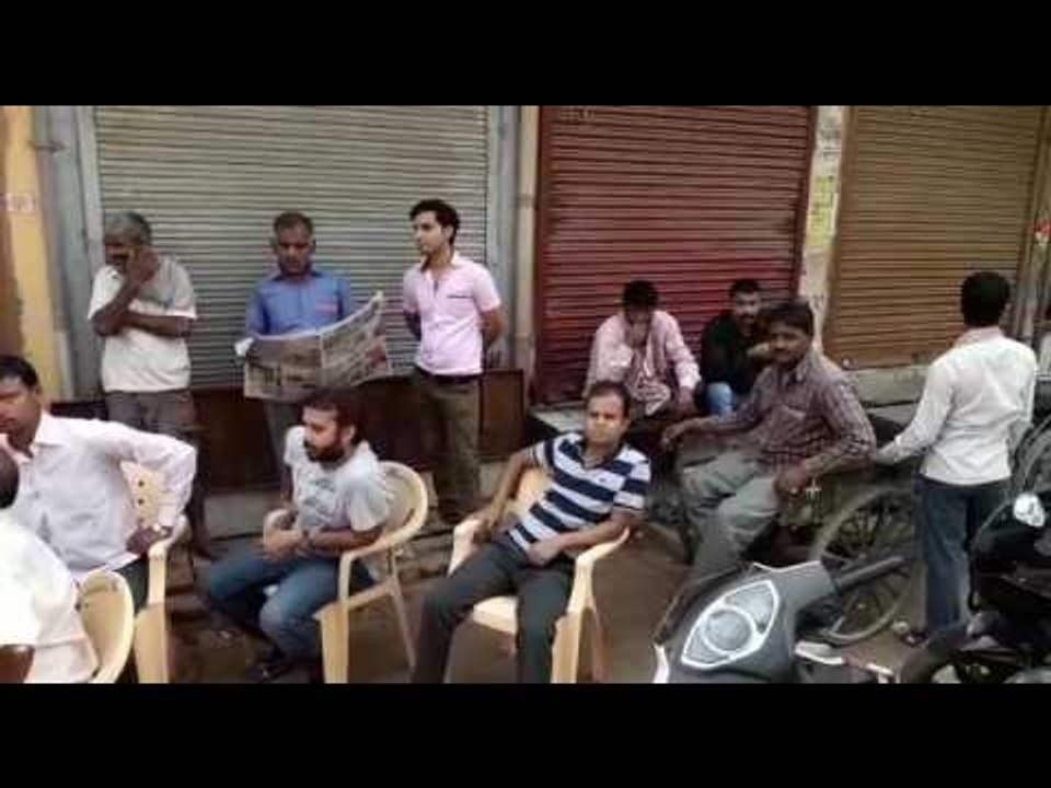 In Mathura and Mainpuri businessman closed the market