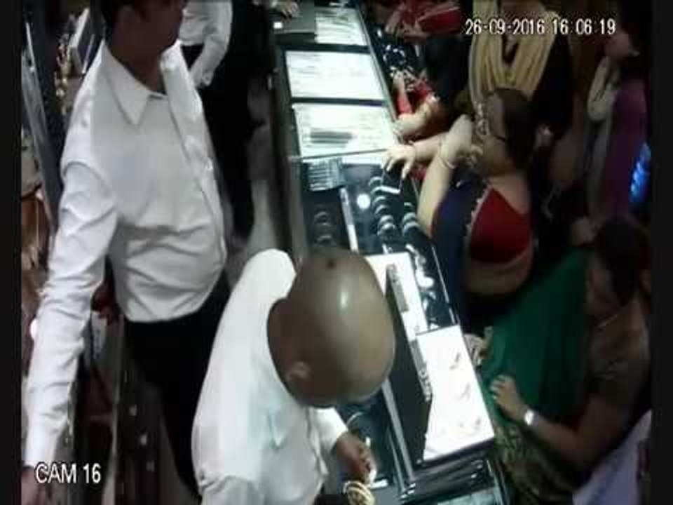 you will be shocked to see the video footage how jewellery of 12 lakhs theft
