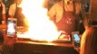 Ce cuisinier déclenche l'alarme incendie en cuisant des steaks en plein dîner au restaurant !