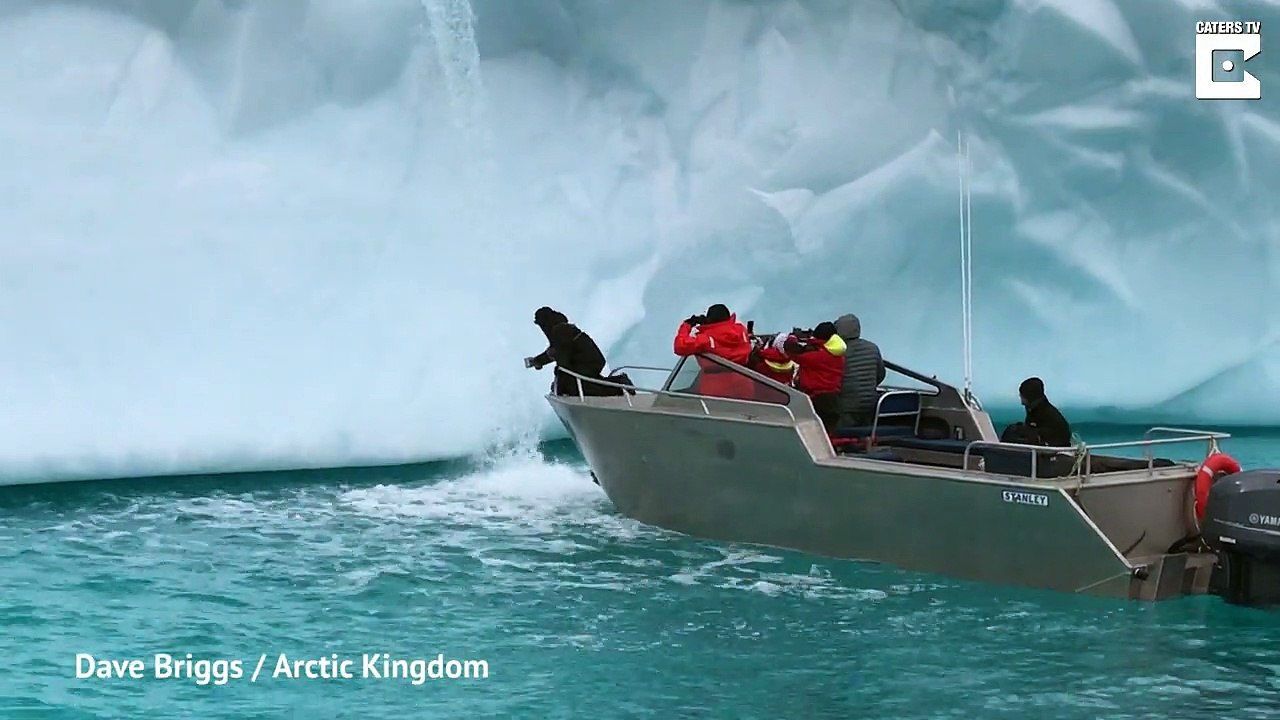 Cet explorateur boit un verre d'eau pure d'un glacier dans l'océan Arctique