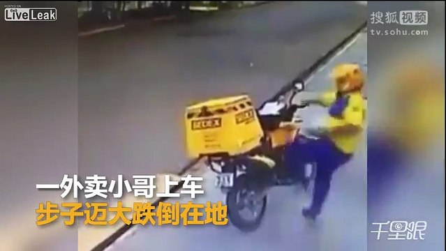 Trop gros, ce livreur n'arrive pas à monter sur son scooter !