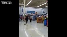 Cette femme sans vêtements court dans un supermarché Walmart aux USA !!