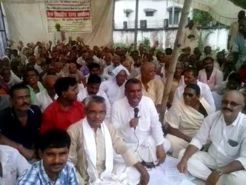 गरीब बुजुर्गों ने पेंशन के लिए दिया धरना