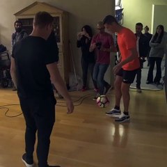 Ronaldo contre le champion du monde de freestyle