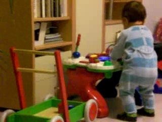 Camille et sa table d'eveil