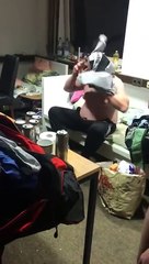 Cet homme est tellement bourré qu’il essaye désespérément d’enfiler un pantalon par la tête
