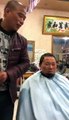Ce coiffeur utilise une disqueuse pour couper les cheveux de ses clients