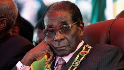 Des jeunes Zimbabwéens imitent Robert Mugabe entrain de signer sa lettre de démission