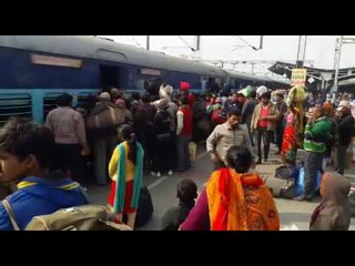 下载视频: Crowd of passengers at Muzaffarpur Junction