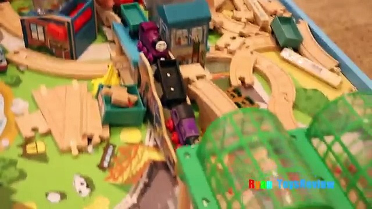 CLUMSY GRANDMA magic wand transform! Daddy trap inside a box spider attack pretend play fu