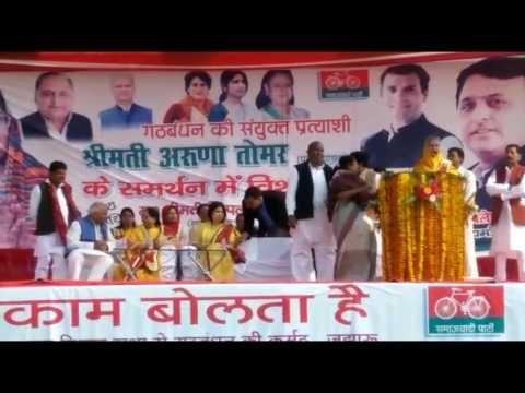 Dimple Yadav addressing people in Kanpur
