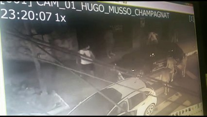 Motorista de Corvette é retirado de carro após acidente