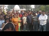 Supporters happy in gorakhpur after announcing yogi adityanath become cm of up