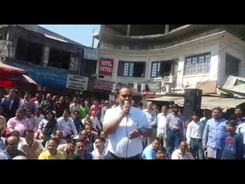 Businessman did protest in lucknow after loot of 14 crore loot