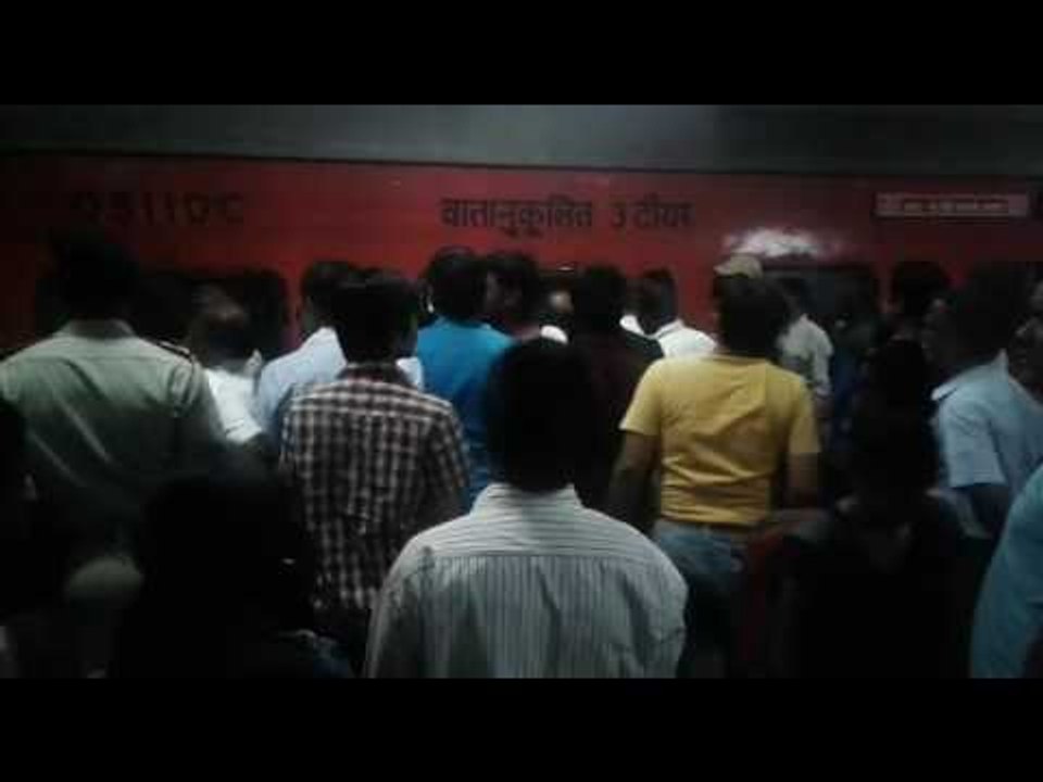 stone pelting at rajdhani express in dhanbad