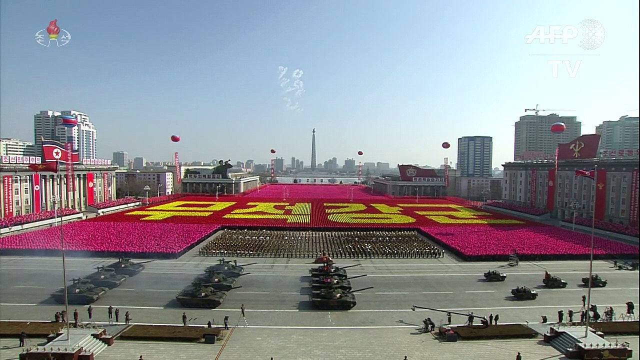 Pyongyang faz desfile militar na véspera dos Jogos Olímpicos