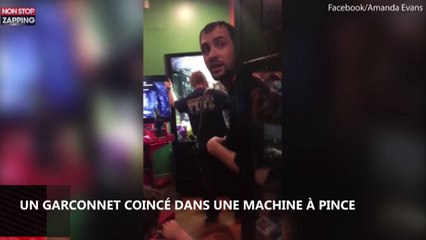 Un petit garçon se retrouve coincé dans une machine à pince (vidéo)