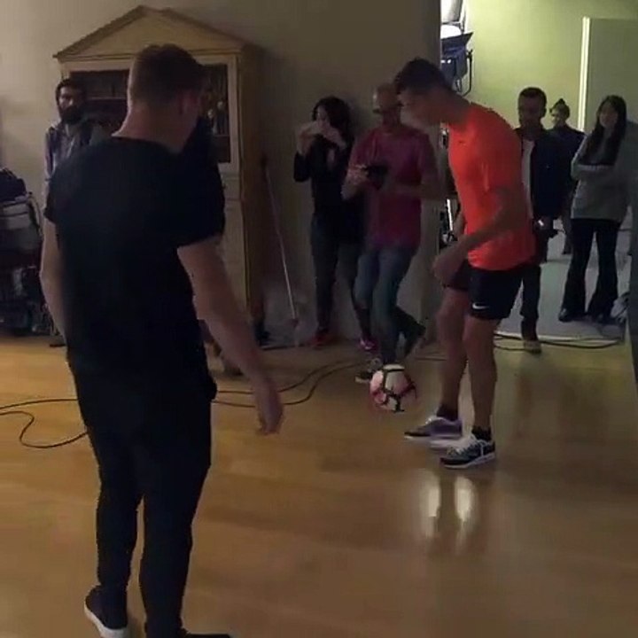 Quand Ronaldo et le champion du monde de Foot Freestyle se font face!