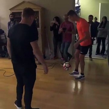 Quand Ronaldo et le champion du monde de Foot Freestyle se font face!