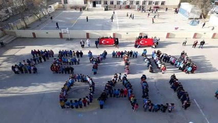 Mehmetçikten Minik Öğrencilere Teşekkür Pankartı