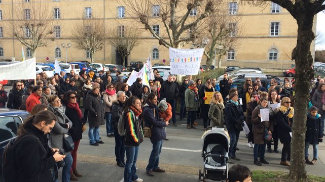 Rassemblement devant l’Inspection académique