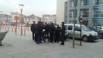 Lise Öğrencisini Bıçaklayıp Tarlaya Attılar