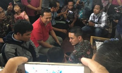 Zumi Zola Sidak ke Samsat dan Diajak Foto Bersama Warga