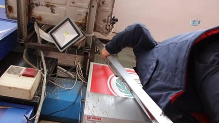 Panoya Sıkışan Kediyi Sahiplendi