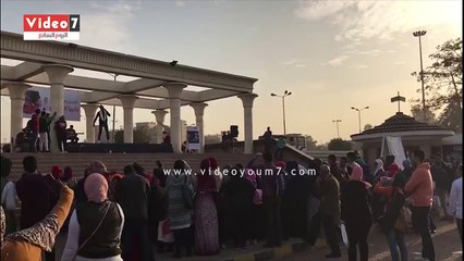 فتاة ترقص على نغمات "يا بتاع النعناع" فى معرض الكتاب