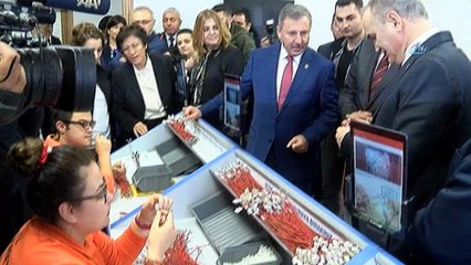 Bakan Özlü, engellileri işbaşında ziyaret etti