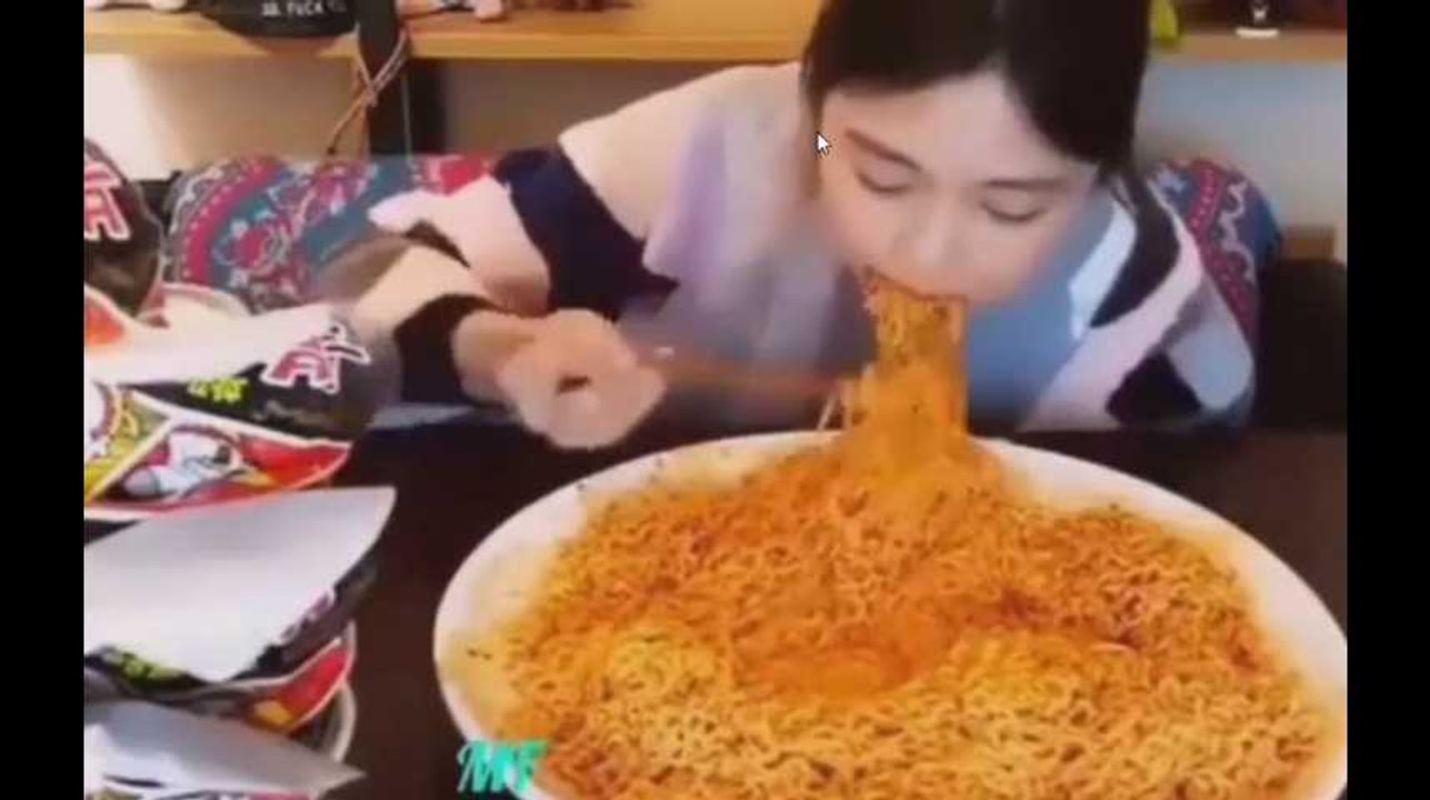 Cette fille mange un plat de pâtes énorme d’une seule traite !
