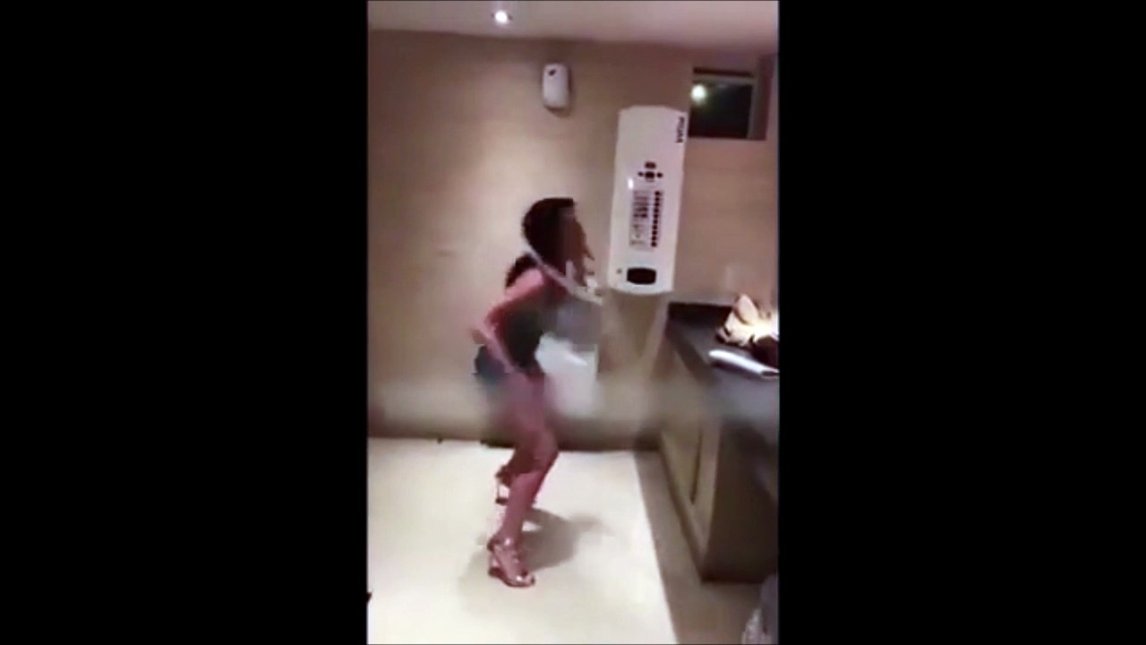 Cette vidéo de cette nana faisant du Hula Hop avec une cuvette de toilettes est devenue virale